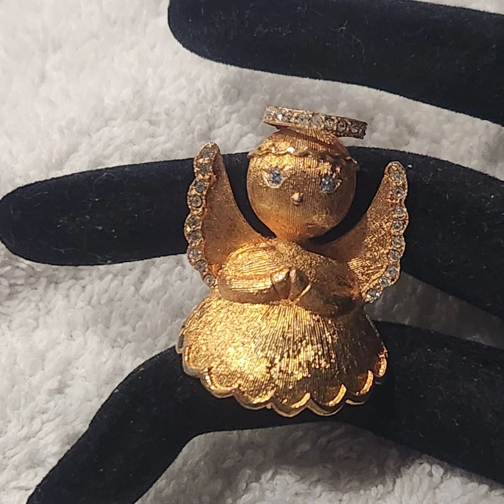 Vintage Quintas Praying Angel Brooch Gold Tone‎ Rhinestone  Pin